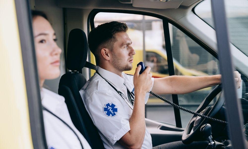 Gestión documental en empresas de ambulancias: cómo controlar ITV, seguros y documentación del personal